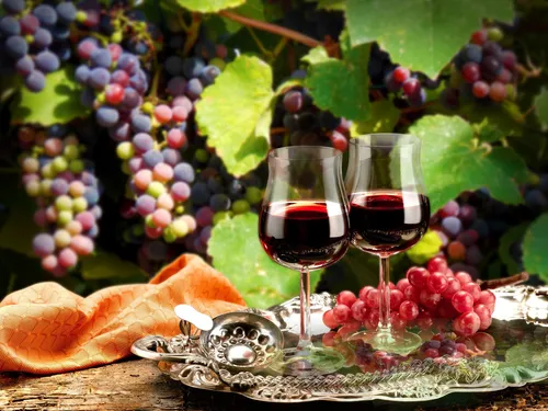 С Вином Обои на телефон пара бокалов с красным вином рядом с кучей винограда