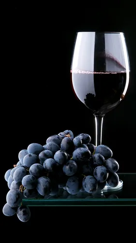 С Вином Обои на телефон бокал вина рядом с гроздью голубого винограда
