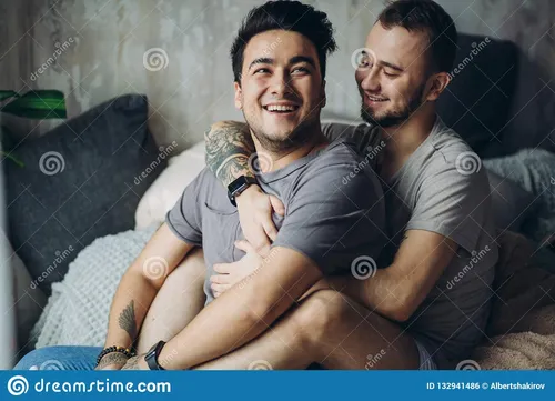 Парня Фото двое мужчин обнимаются друг с другом