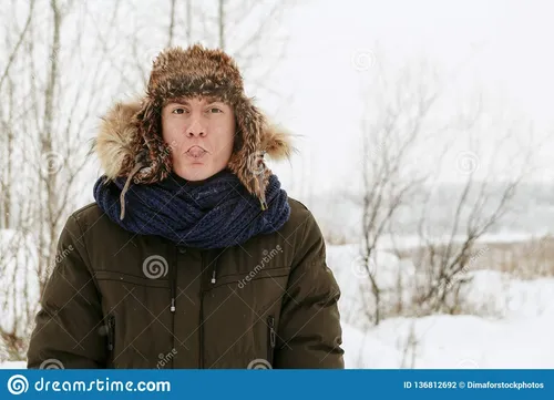 Парня Фото человек в пальто на снегу