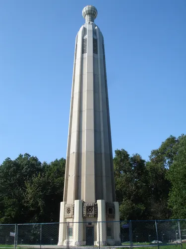 Эдисона Фото высокий памятник с забором вокруг него с мемориальной башней Томаса Альвы Эдисона и музеем на заднем плане