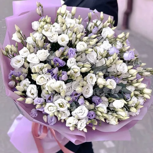 Эустома Фото букет из белых и фиолетовых цветов