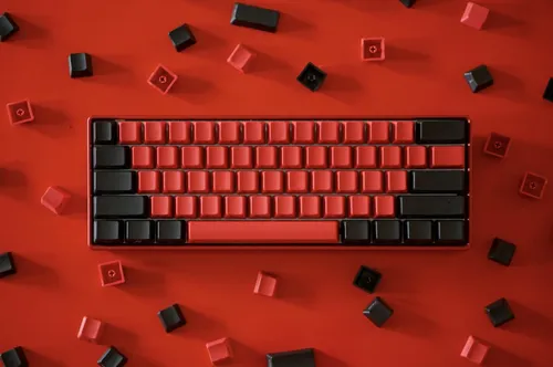 Клавиатура Обои на телефон красный фон с черными и красными коробками и черными предметами