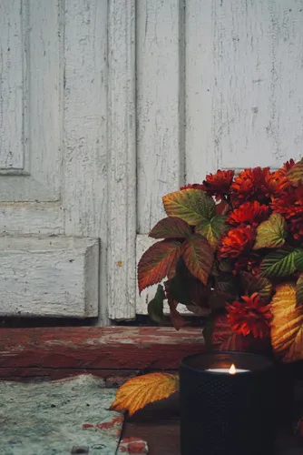 Красивые Осень Обои на телефон свеча рядом с вазой с цветами