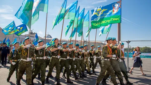 Нина Вислова, Вдв Обои на телефон группа солдат, марширующих с флагами
