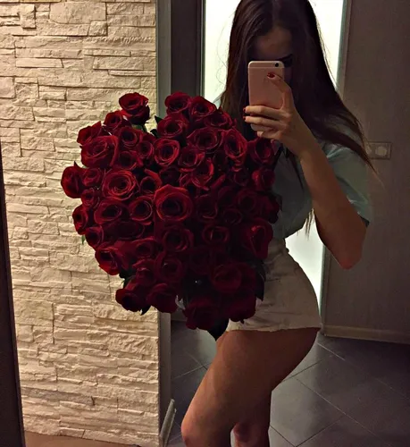 Инстаграм На Аву Фото женщина с букетом красных роз