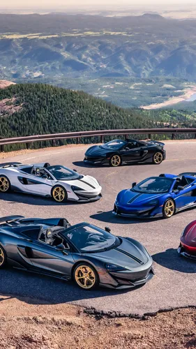 2019 Года Обои на телефон группа автомобилей, припаркованных на дороге с холмами на заднем плане