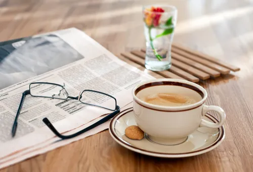 Газета Обои на телефон чашка кофе и стаканы на столе