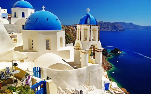 Греция Обои на телефон белое здание с голубыми куполами и крестом на вершине у воды