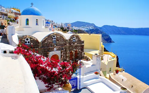 Греция Обои на телефон белое здание с купольной крышей у воды на фоне Санторини