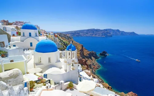 Греция Обои на телефон белое здание на скале над океаном на фоне Санторини