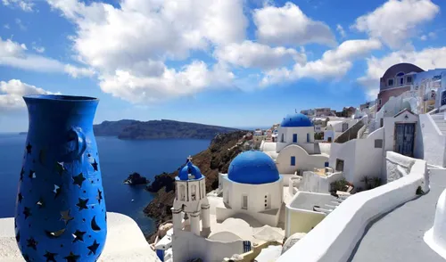 Греция Обои на телефон белое здание с голубыми куполами и голубым куполом на скалистом холме на фоне Санторини
