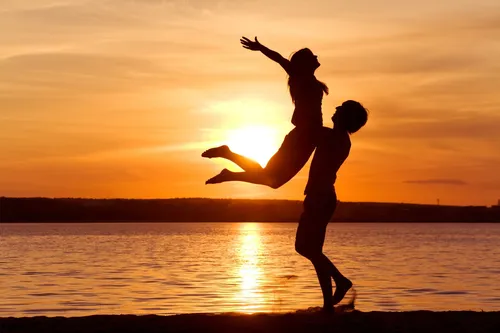 Любовь Страсть Обои на телефон мужчина и женщина прыгают в воздух на закате