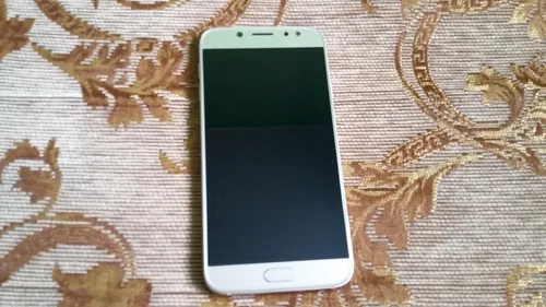 Самсунг J7 Обои на телефон белый сотовый телефон