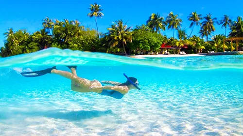 Мальдивы Фото человек, ныряющий в бассейн