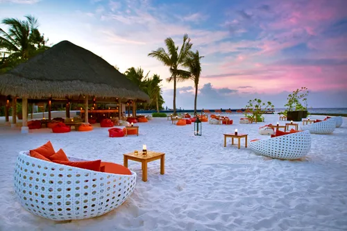 Мальдивы Фото пляж с шезлонгами и хижиной