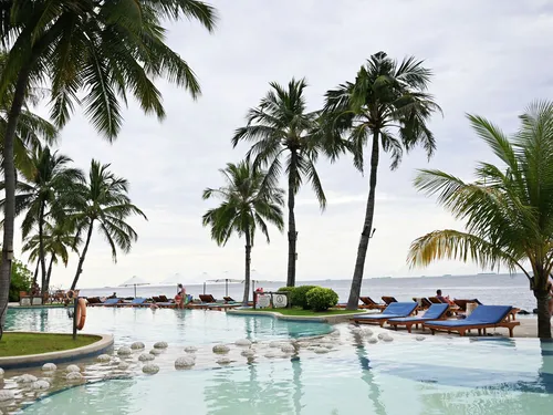 Мальдивы Фото бассейн с пальмами и пляж с людьми на нем