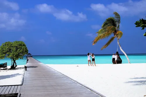 Мальдивы Фото группа людей на пляже