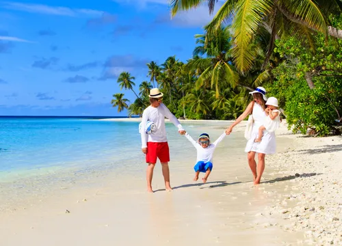 Мальдивы Фото семейная прогулка по пляжу