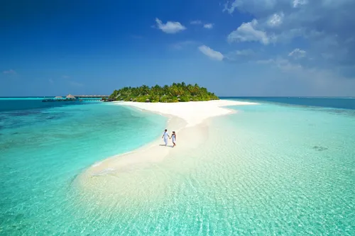 Мальдивы Фото пара человек гуляет по пляжу