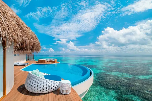 Мальдивы Фото бассейн с соломенной крышей и соломенным зонтом на террасе у пляжа