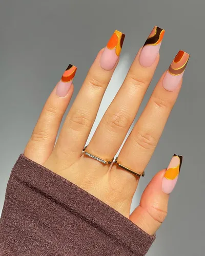 Ногти Фото женская рука с накрашенными ногтями