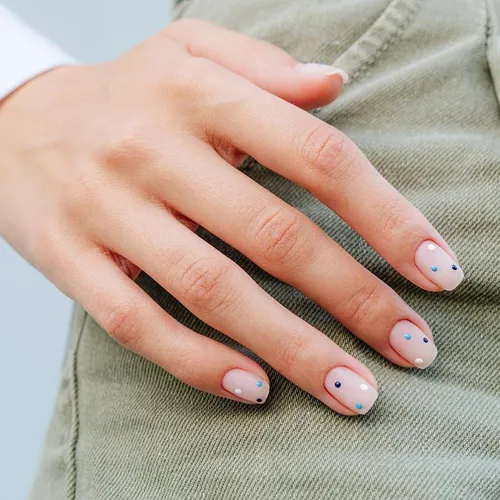 Ногти Фото женская рука с нарисованными ногтями