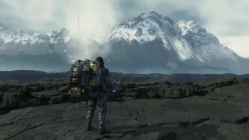 Death Stranding Обои на телефон мужчина с рюкзаком, стоящий на скалистой поверхности с горой на заднем плане