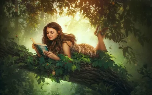 Природа Фото женщина, лежащая в кустах, читает книгу