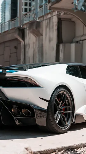 Lamborghini Huracan Обои на телефон белый автомобиль, припаркованный на обочине дороги