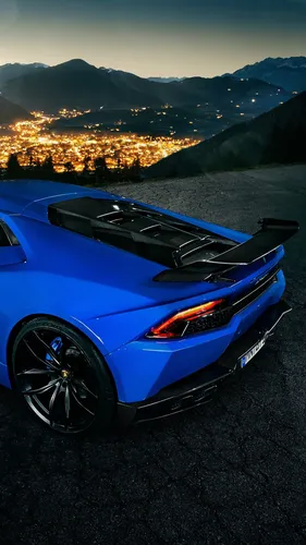 Lamborghini Huracan Обои на телефон синий спортивный автомобиль, припаркованный на дороге с городом на заднем плане