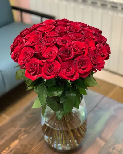 Розы Фото ваза с красными розами