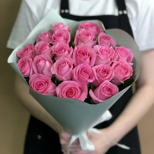 Розы Фото человек, держащий коробку розовых роз