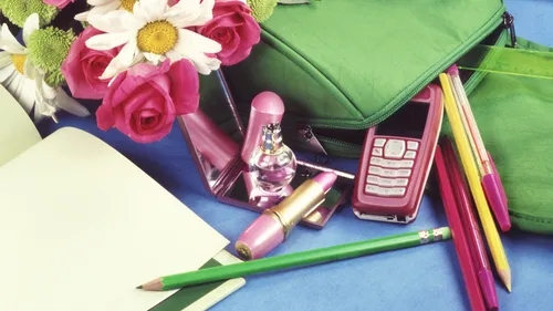 Гламурные Обои на телефон стол с мобильным телефоном и цветами