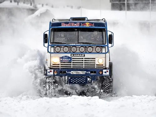 Камаз Обои на телефон синий грузовик, проезжающий по снегу