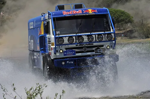 Камаз Обои на телефон синий грузовик, проезжающий по грязной дороге