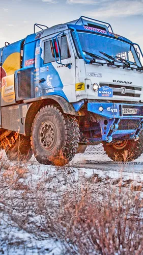 Камаз Обои на телефон синий грузовик, проезжающий по снежному полю