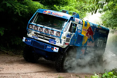 Камаз Обои на телефон синий грузовик, движущийся по грунтовой дороге