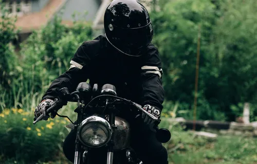 На Аву Для Пацанов Фото человек в черном шлеме едет на мотоцикле