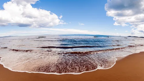 Hd Море Обои на телефон песчаный пляж с голубой водой и облаками в небе