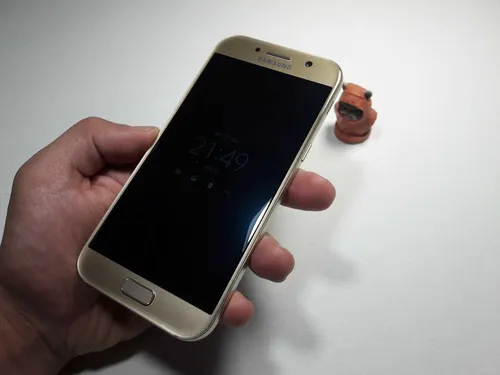 Samsung Galaxy A5 Обои на телефон рука, держащая мобильный телефон