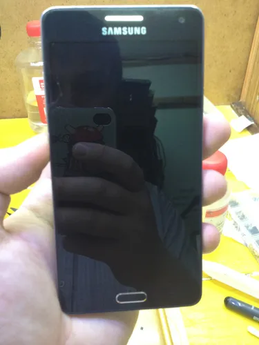 Samsung Galaxy A5 Обои на телефон рука, держащая черное прямоугольное устройство