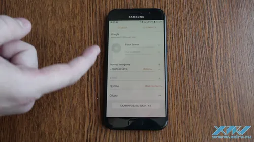 Samsung Galaxy A5 Обои на телефон человек, держащий телефон