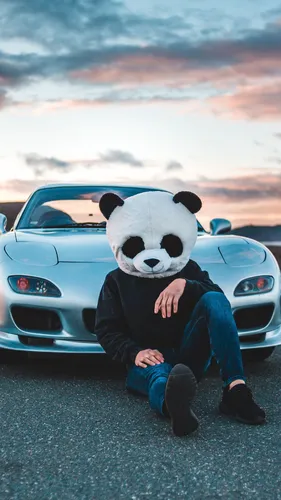 Гонки Обои на телефон человек в одежде панды, сидящий на машине