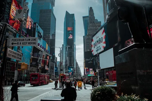 Города Мира Обои на телефон оживленная городская улица с Таймс-сквер на заднем плане