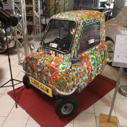 Машина Фото маленькая машинка с цветами на ней