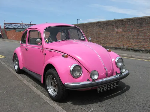 Машина Фото розовый автомобиль, припаркованный на обочине дороги