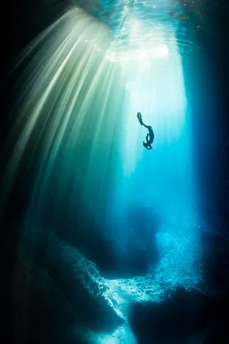 Плавание Обои на телефон человек, плавающий в большом туннеле
