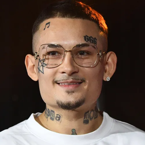 Моргенштерн Фото мужчина в очках и татуировке на лбу