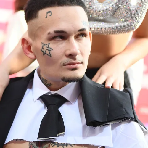 Моргенштерн Фото мужчина с татуировкой на лбу
